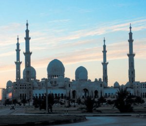 Самая большая мечеть ОАЭ в Абу-Даби открыла двери для всех желающих 