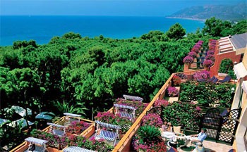 Forte Village &ndash; курортный комплекc, состоящий из восьми отелей, окруженных тропическими садами.