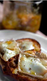 Тосты с козьим сыром и клюквой