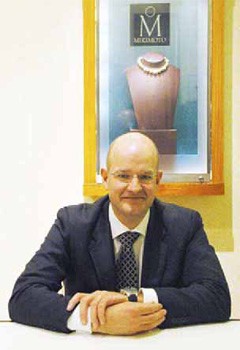 Джереми Бурбанкс, менеджер по продажам компании Mikimoto