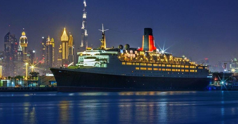плавучий отель у берегов Дубая QE2