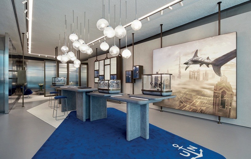 ULYSSE NARDIN на втором этаже Fashion Avenue The Dubai Mall