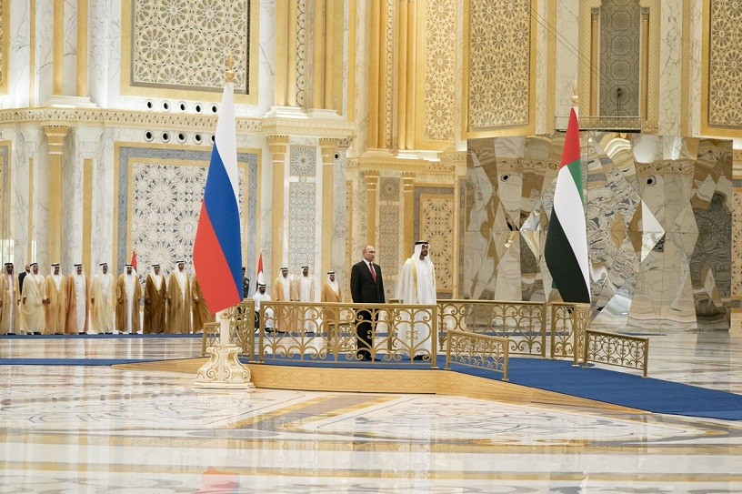Президент России Владимир Путин с наследным принцем Абу-Даби Мохаммедом бен Заедом Аль Нахайяном