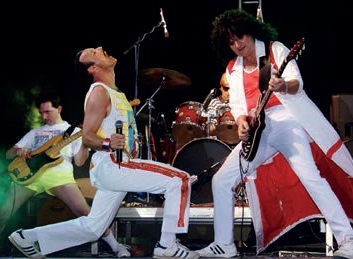 Концерт группы The Bohemians, исполняющей хиты группы Queen